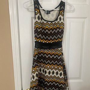 “Vibe Sportswear” dress with lace waist